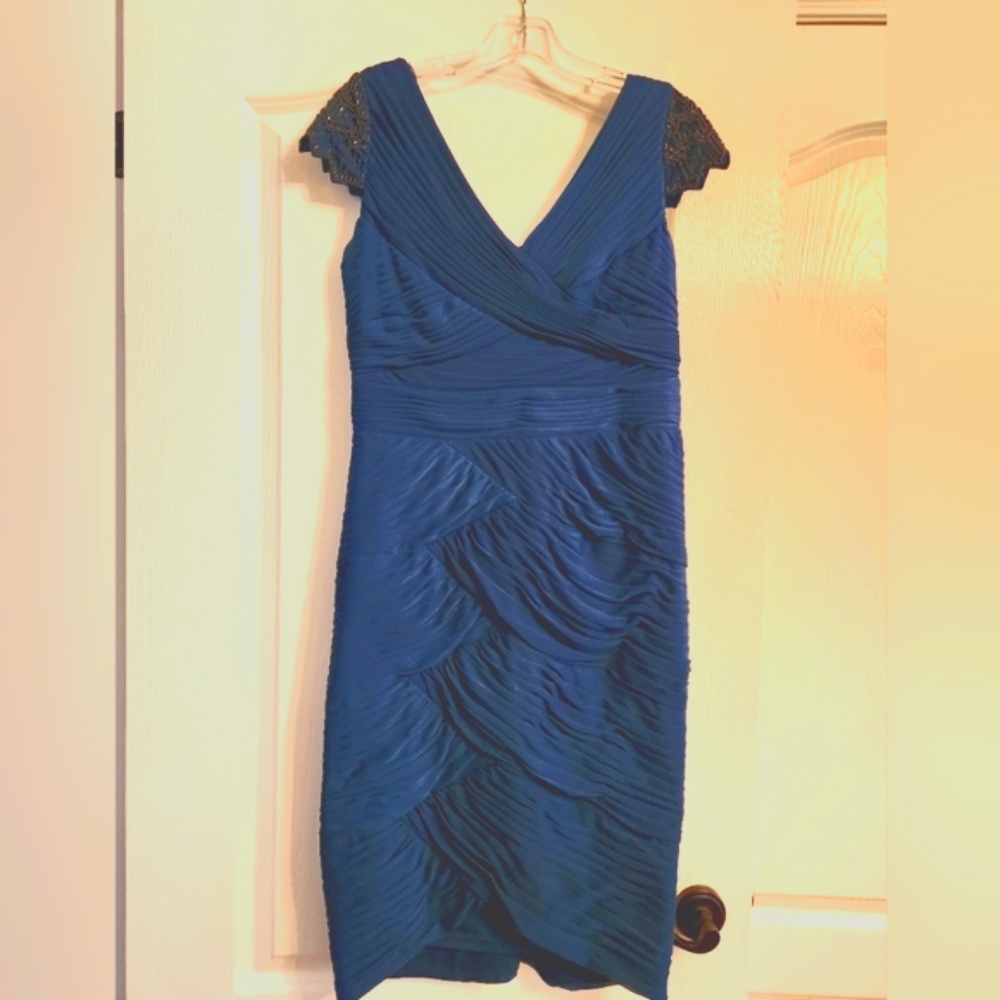 Adrianna Papell Size 8 elegant ruched dress with beads